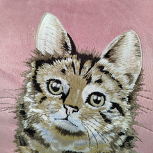Laden Sie das Bild in den Galerie-Viewer, Samtkissen von Wrendale by Hannah Dale
