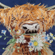 Laden Sie das Bild in den Galerie-Viewer, Samtkissen von Wrendale by Hannah Dale
