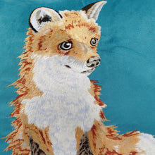 Laden Sie das Bild in den Galerie-Viewer, Samtkissen von Wrendale by Hannah Dale
